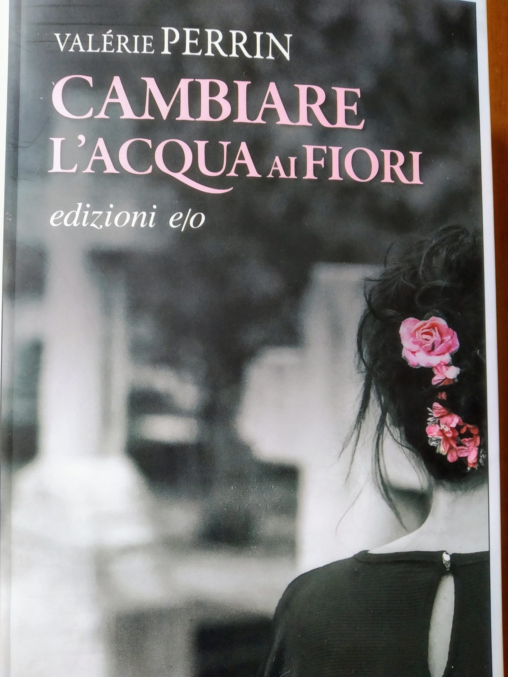Cambiare l’Acqua ai Fiori: una cura per le ferite della vita